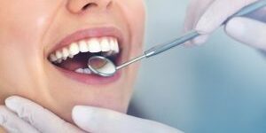dientes que se mueven después de la ortodoncia